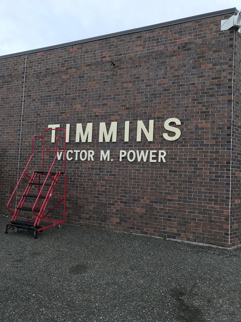 Photo d’un mur en brique qui indique Timmins Victor M. Power, à Timmins, en Ontario