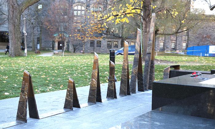 Le Monument commémoratif de la guerre en Afghanistan comprend  un élément en bronze sous forme pliée.