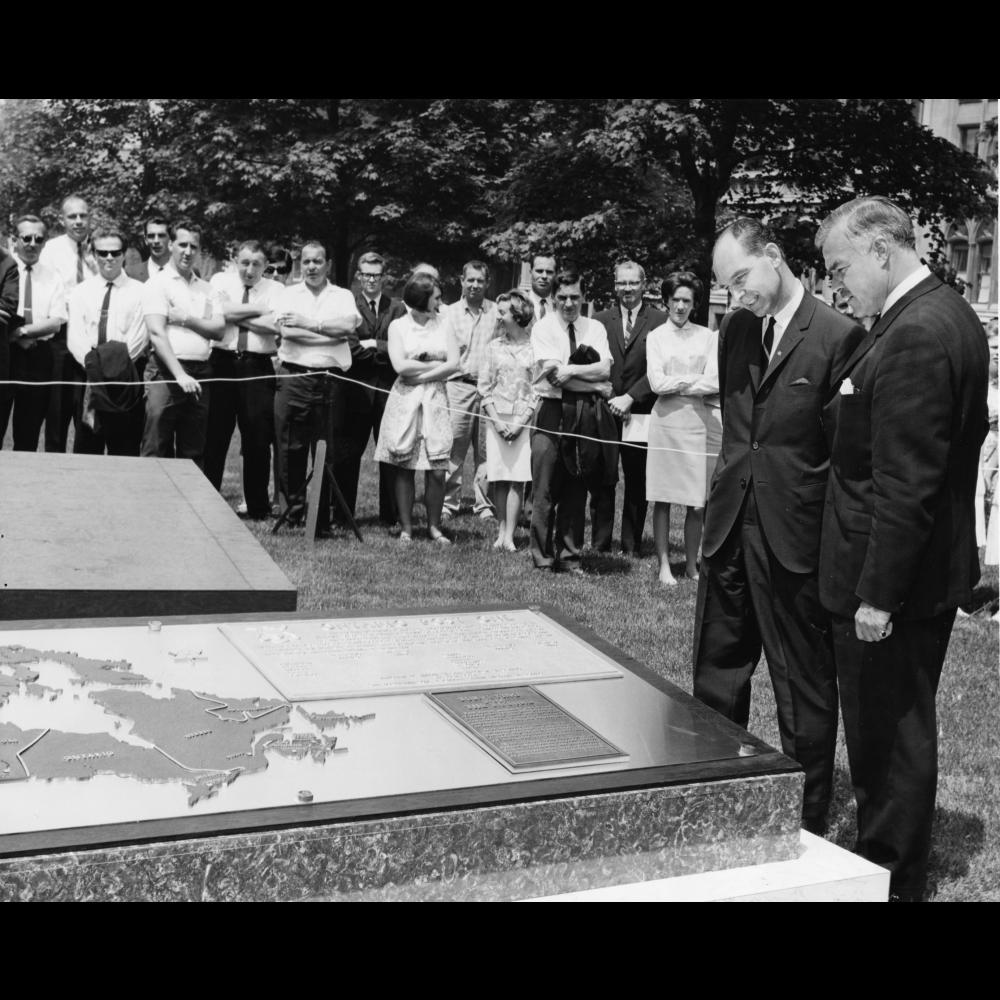 Le premier ministre Robarts dévoile le monument Post One pour commémorer le centenaire du Canada en 1967