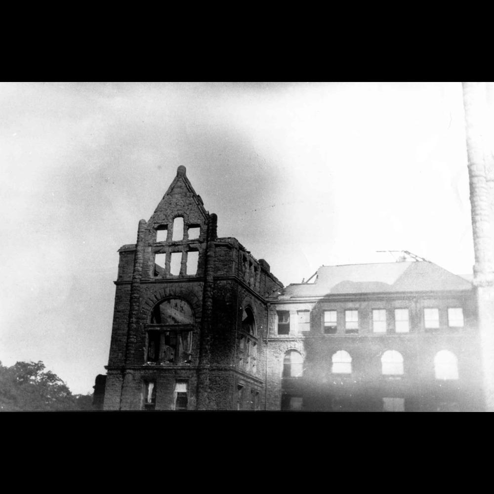L'aile ouest de l'édifice de l'Assemblée législative de l'Ontario après l'incendie de 1909.