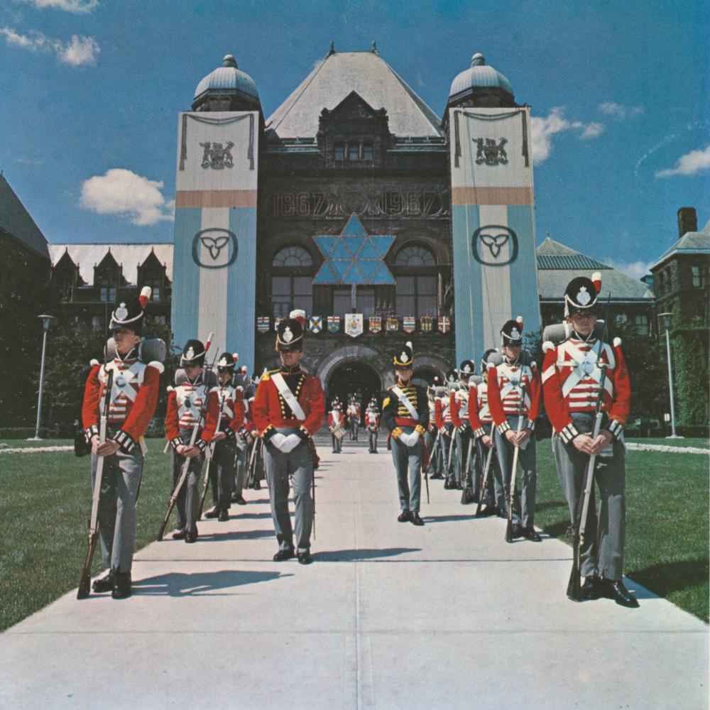Photo de la garde d'honneur de Fort York devant l'édifice de l'Assemblée législative de l'Ontario, 1967
