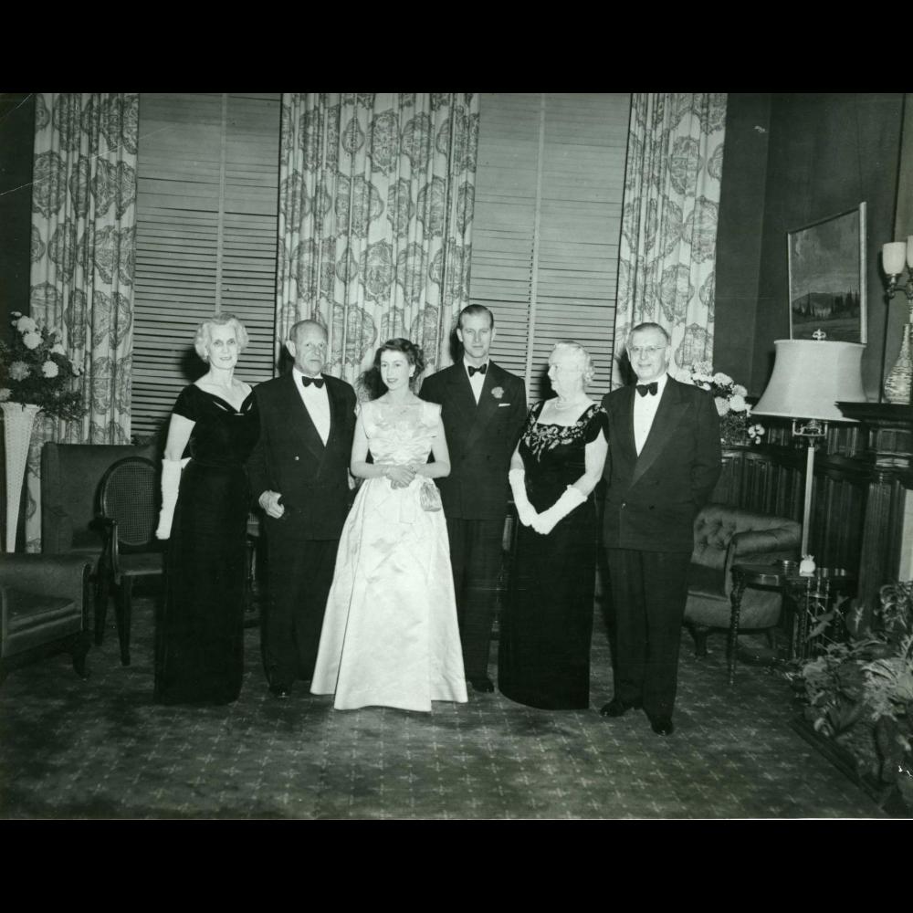 La Princesse Elizabeth et le Prince Philip avec le premier ministre Leslie Frost et le lieutenant-gouverneur Ray Lawson et leurs épouses dans les appartements du lieutenant-gouverneur à Queen’s Park en 1951.