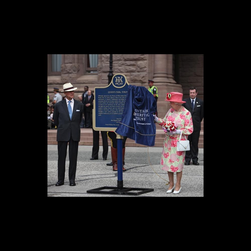 Photo d'un dévoilement d'une plaque par Sa Majesté la reine Elizabeth II sur les terrains de l'Assemblée législative de l'Ontario, 2010
