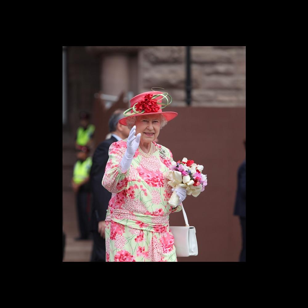 Photo de Sa Majesté la Reine Elizabeth II saluant la foule qui l’attendait de la voir à l’extérieur de l’édifice législatif de l’Ontario, 2010