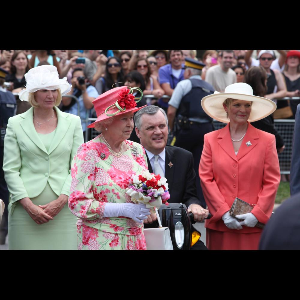 Sa Majesté la reine Elizabeth II avec le lieutenant-gouverneur de l'Ontario, David Onley, et Mme Onley en 2010.