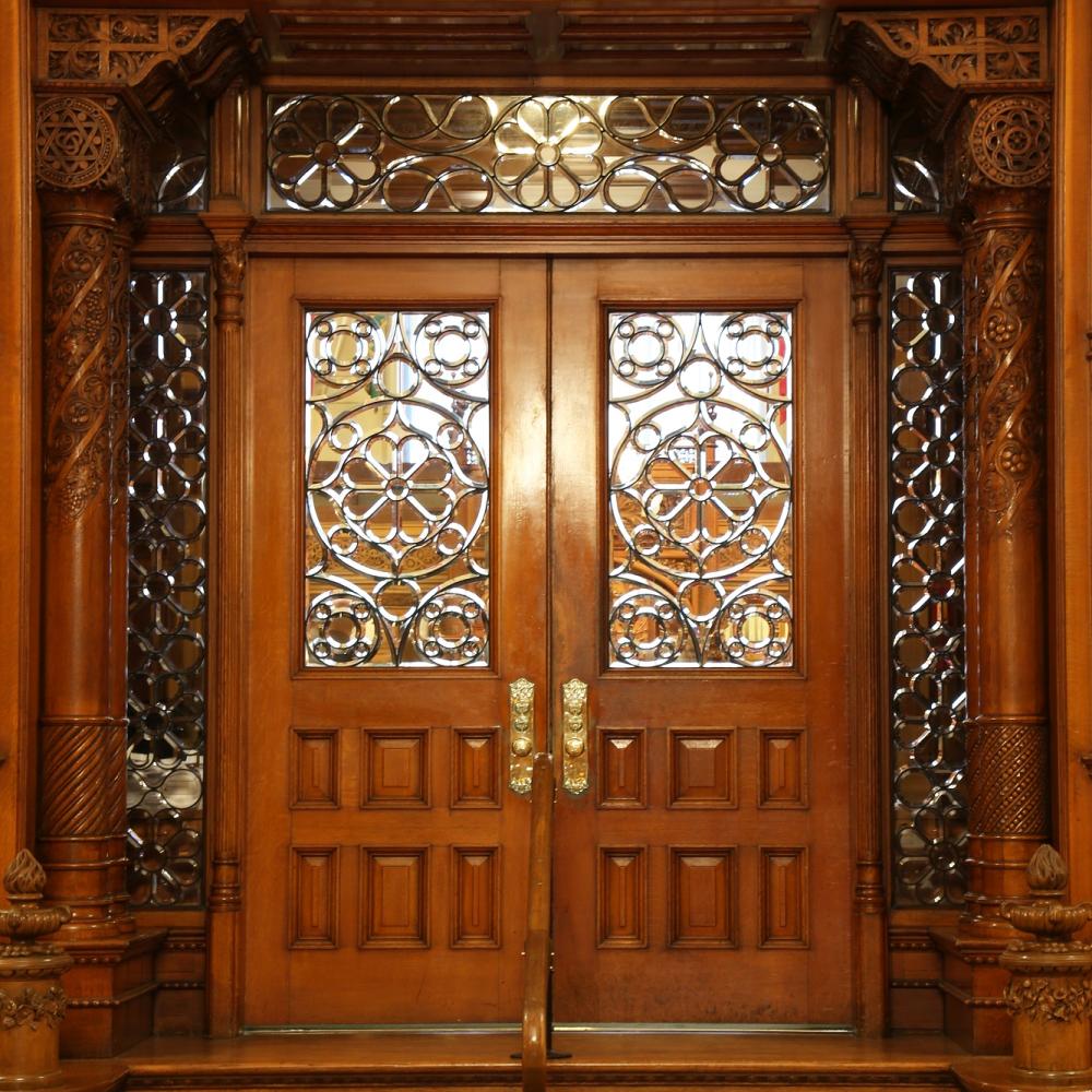 Une photo des portes menant à la Chambre législative 
