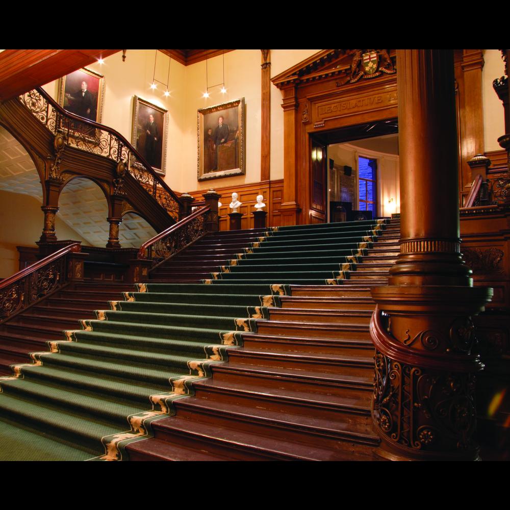 Photo du grand escalier à l'intérieur de l'édifice législatif