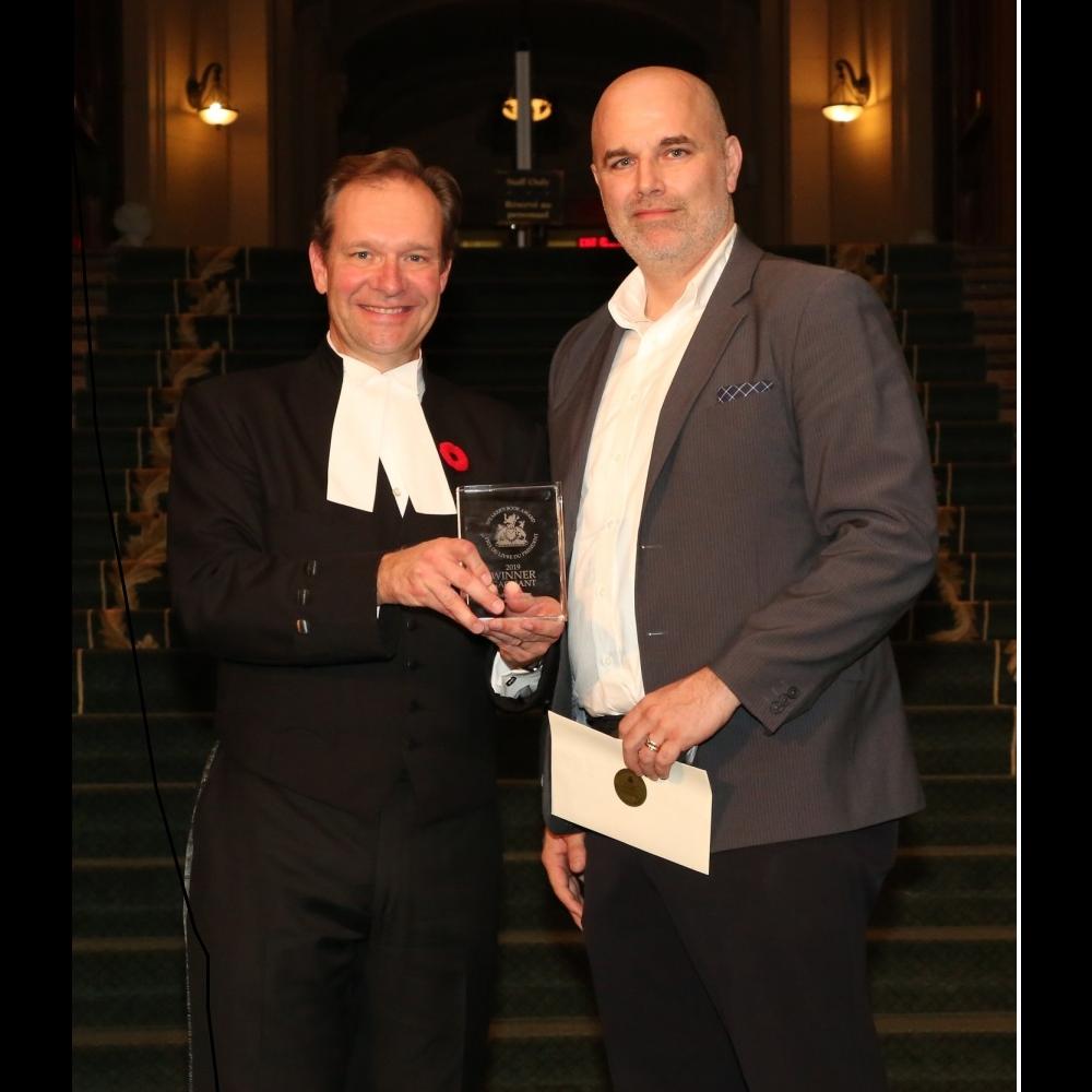 Photo de l'auteur John Chipman avec L’honorable Ted Arnott, président de l’Assemblée législative de l’Ontario