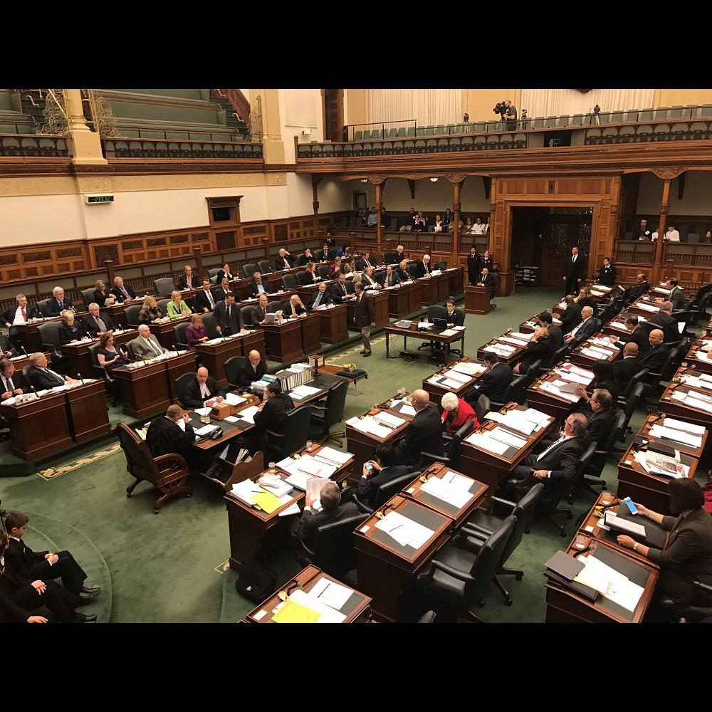 Photo des députées et députés de l'Ontario dans la chambre législative.