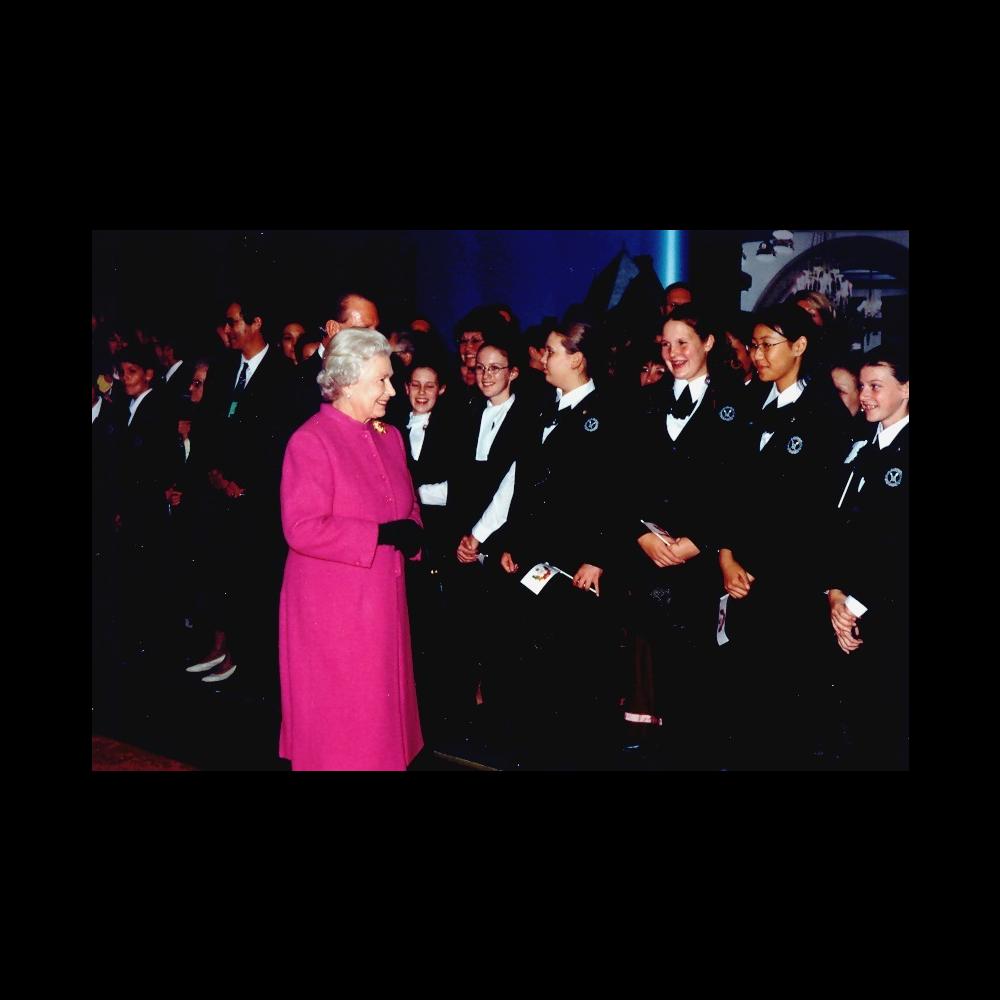 Photo de Sa Majesté la reine Elizabeth II avec les pages de l'Assemblée législative en 2002