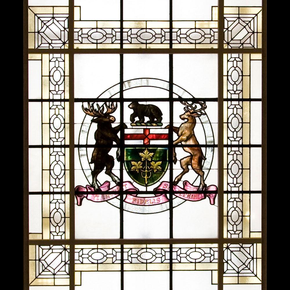 Le plafond en vitraux de l'aile ouest représentant les armoiries de la province de l'Ontario.
