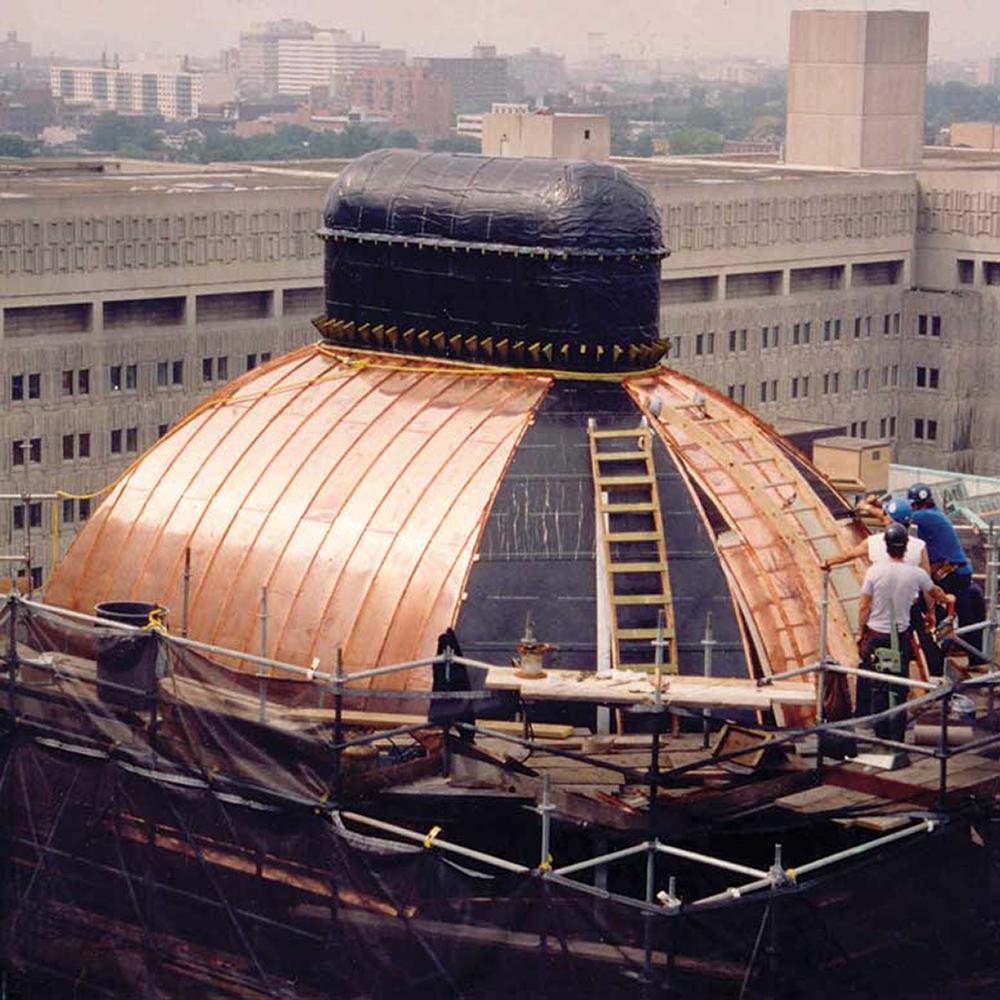 vue aérienne de l'installation du toit en cuivre
