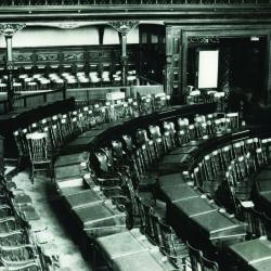 Vue des sièges dans la Chambre législative en style de fer à cheval, vers 1930