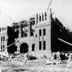 Construction de l'unité centrale de l'édifice de l'Assemblée législative de l'Ontario, en 1889.
