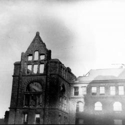 L'aile ouest de l'édifice de l'Assemblée législative de l'Ontario après l'incendie de 1909.