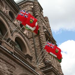 Drapeau de l'Ontario flottant au-dessus de l’entrée principale au sud de l'édifice de l'Assemblée législative.