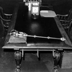 La masse de l'Assemblée législative repose sur le Bureau des greffiers et greffières dans la Chambre, vers 1960.