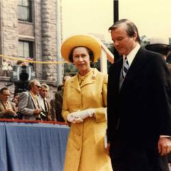 Sa Majesté la reine Elizabeth promène avec le premier ministre de l'Ontario Bill Davis pendant la visite royale en 1973.