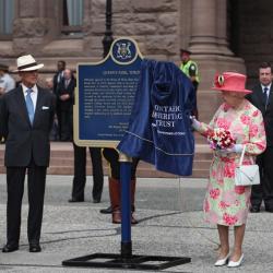Photo d'un dévoilement d'une plaque par Sa Majesté la reine Elizabeth II sur les terrains de l'Assemblée législative de l'Ontario, 2010