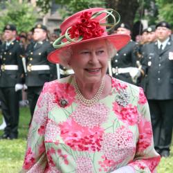 Sa Majesté la reine Elizabeth II pendant une promenade des terrains de l'Assemblée législative de l'Ontario en 2010.
