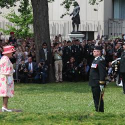 Sa Majesté la reine Elizabeth II se prépare à inspecter les troupes pendant la visite royale de 2010 aux terrains de l’Assemblée législative, Queen's Park.