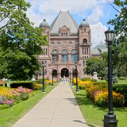 Vue de l'édifice législatif de l'Ontario et les terrains sud