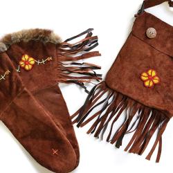 Image of beaded mitts and carry bag by Derrick Pont