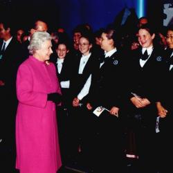 Photo de Sa Majesté la reine Elizabeth II avec les pages de l'Assemblée législative en 2002